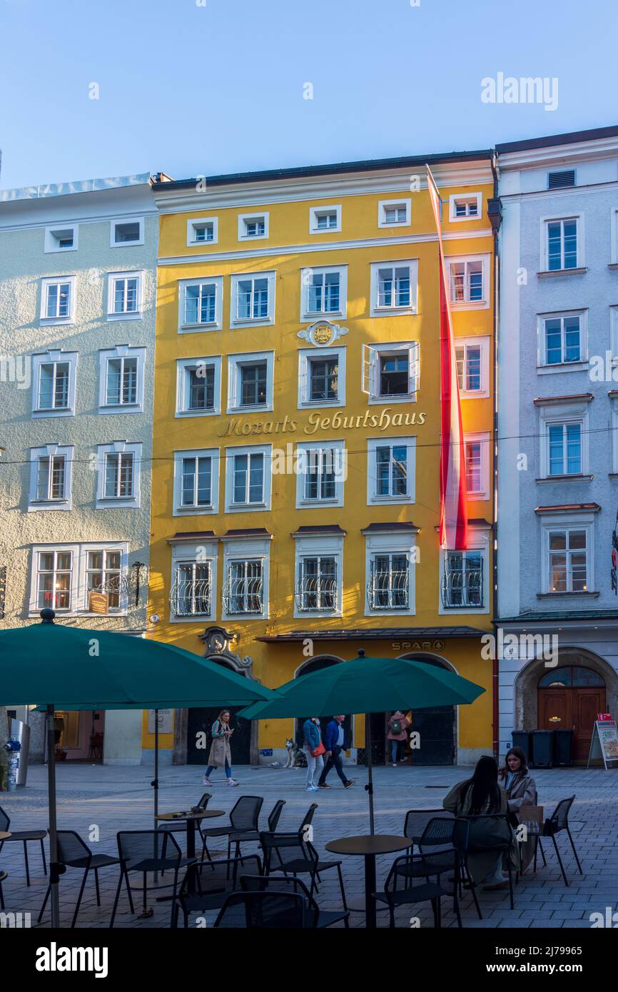 Salzburg: Mozart's birthplace (Mozarts Geburtshaus or Hagenauerhaus) at ...