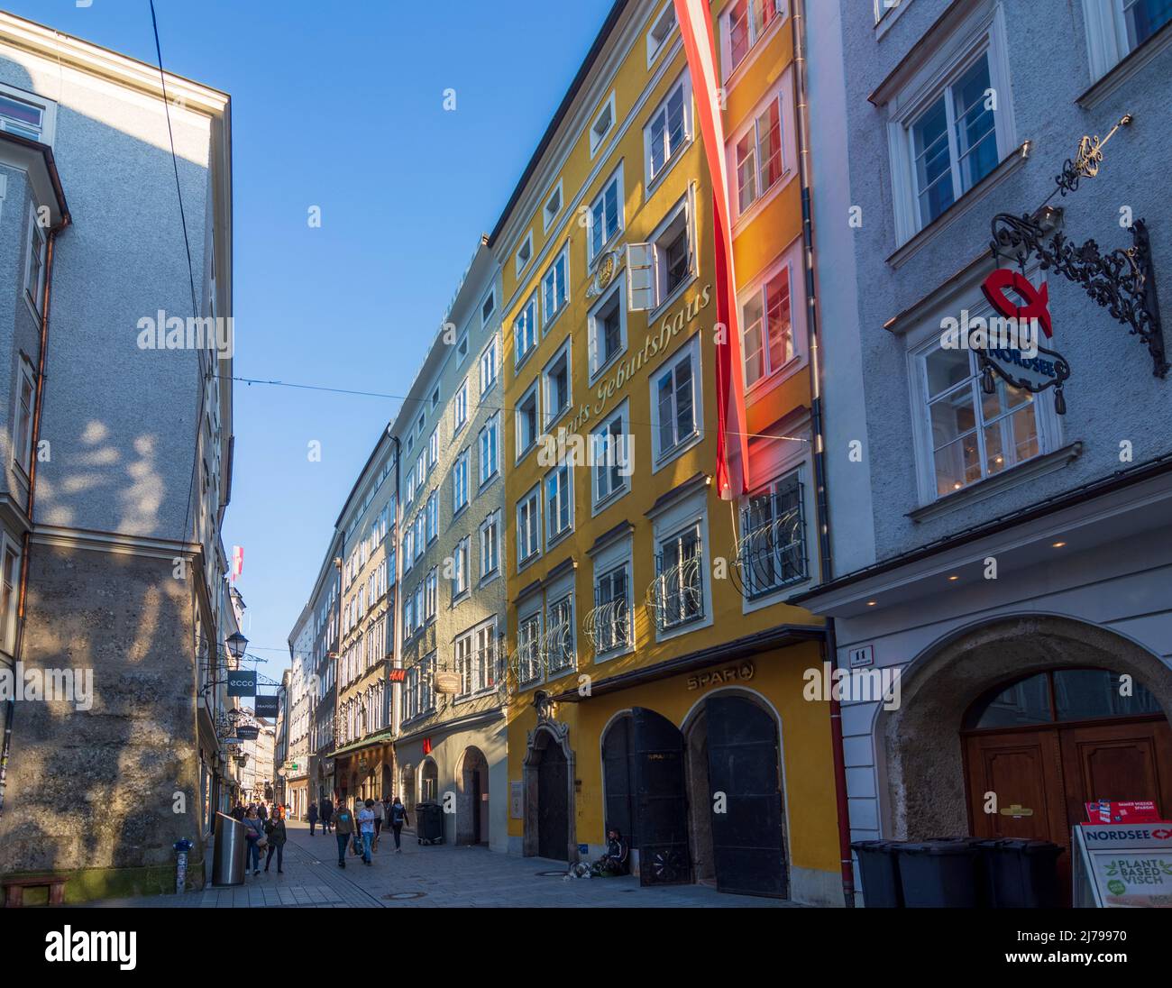 Salzburg: Mozart's birthplace (Mozarts Geburtshaus or Hagenauerhaus) at ...