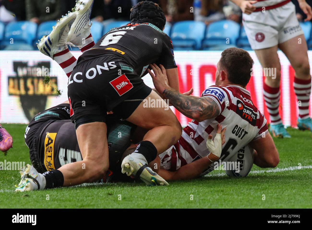 Cade Cust 6 of Wigan Warriors goes over for a try Stock Photo Alamy