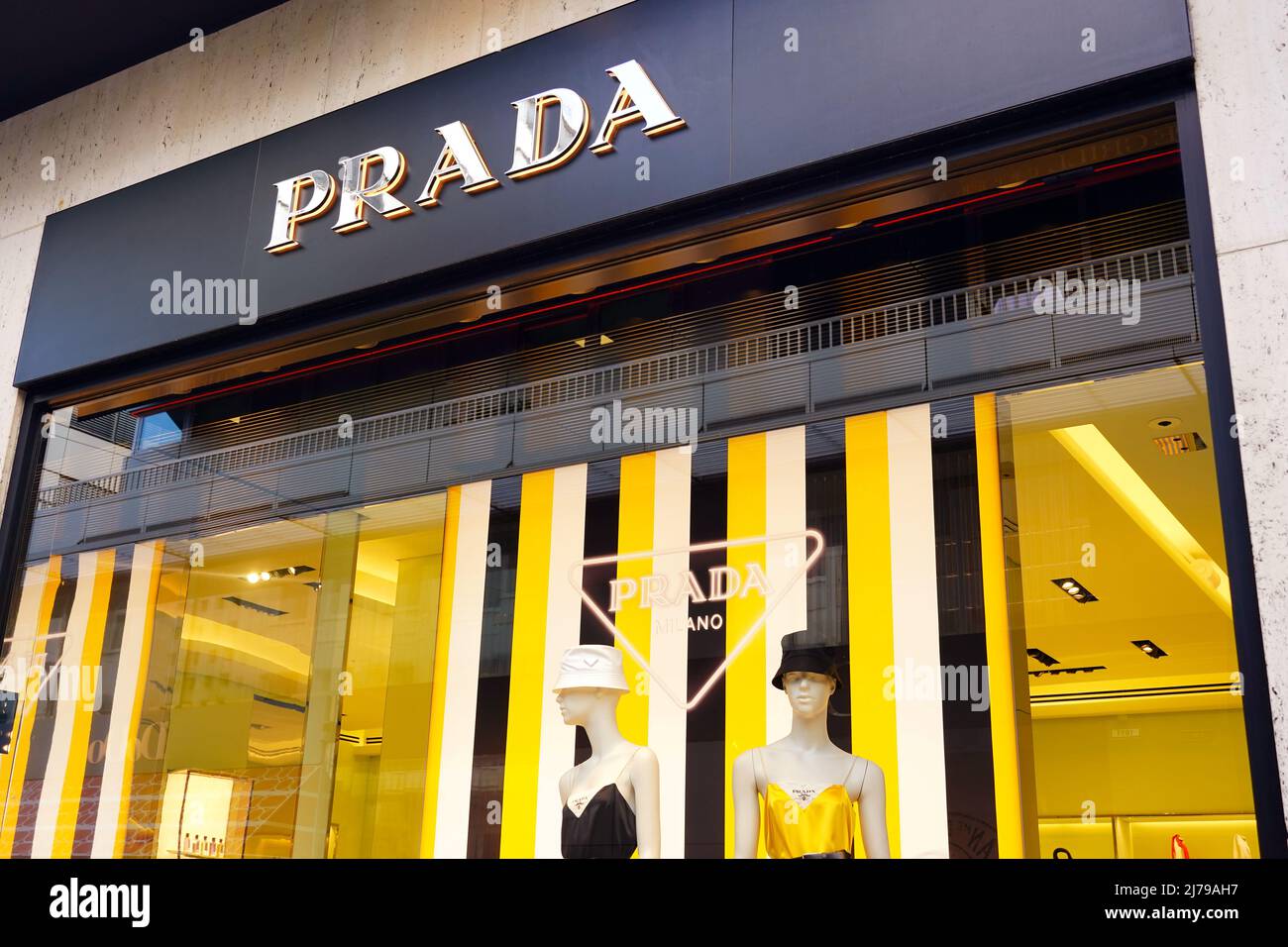 Elegant Prada designer store on Königsallee in Düsseldorf/Germany.  Königsallee is Düsseldorf's popular shopping boulevard Stock Photo - Alamy