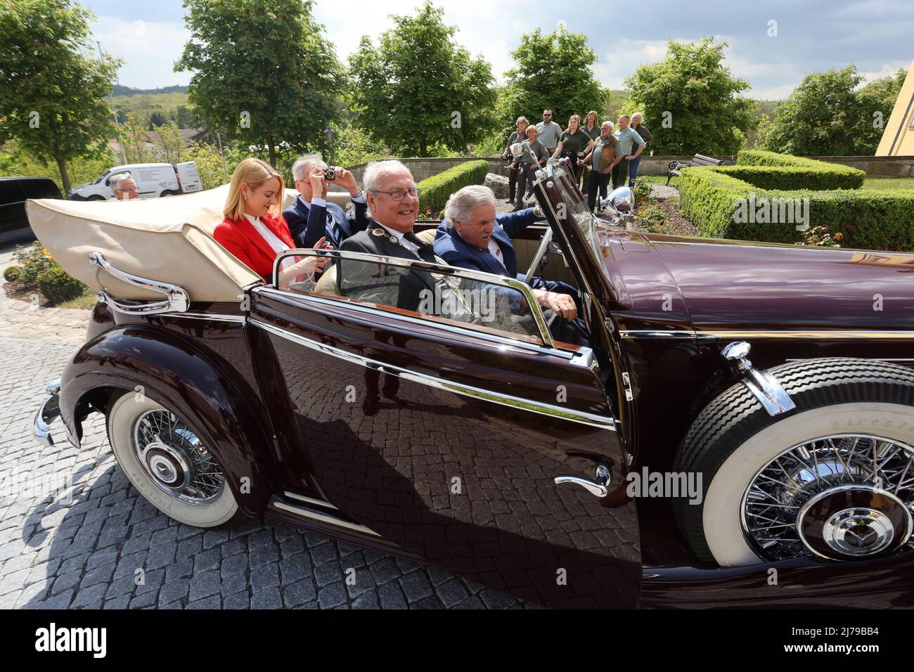 07 May 2022, Saxony-Anhalt, Ballenstedt: Eduard Prince von Anhalt drives up in a vehicle. He celebrates his 80th birthday in Ballenstedt. At the same time also the Investitur took place. In the context of the Investitur annually persons for special achievements of the Askanischen house order "Albrecht the bear" are honored. The investiture takes place in the presence of Eduard Prince of Anhalt. Photo: Matthias Bein/dpa-Zentralbild/ZB Stock Photo
