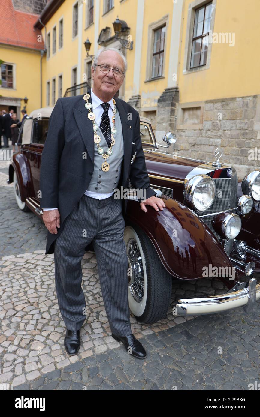 07 May 2022, Saxony-Anhalt, Ballenstedt: Eduard Prince of Anhalt stands next to a vintage car in front of the castle chapel. Eduard von Anhalt celebrates his 80th birthday in Ballenstedt. At the same time the investiture took place. Within the scope of the Investiture, persons are honored annually for special achievements by the Askan House Order 'Albrecht the Bear'. The investiture takes place in the presence of Eduard Prince of Anhalt. Photo: Matthias Bein/dpa/ZB Stock Photo