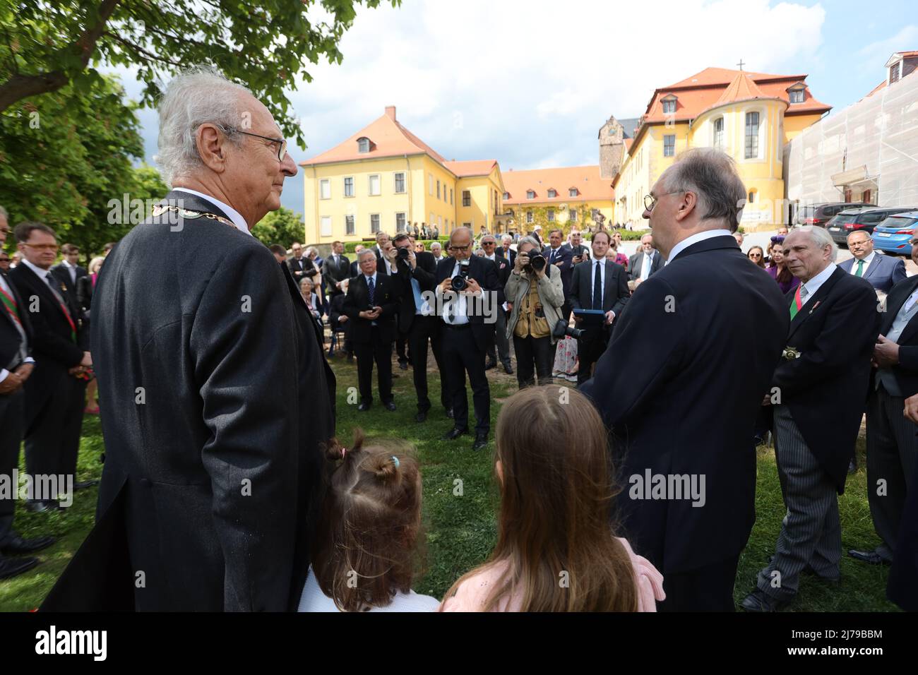 07 May 2022, Saxony-Anhalt, Ballenstedt: Eduard Prince of Anhalt (l.) stands with Saxony-Anhalt's Prime Minister Reiner Haseloff at the memorial stone of the last Duke Joachim Ernst of Anhalt. Eduard von Anhalt celebrates his 80th birthday in Ballenstedt. At the same time the investiture took place. Within the scope of the Investiture, persons are honored annually for special achievements by the Askan House Order 'Albrecht the Bear'. The investiture takes place in the presence of Eduard Prince of Anhalt. Photo: Matthias Bein/dpa-Zentralbild/ZB Stock Photo