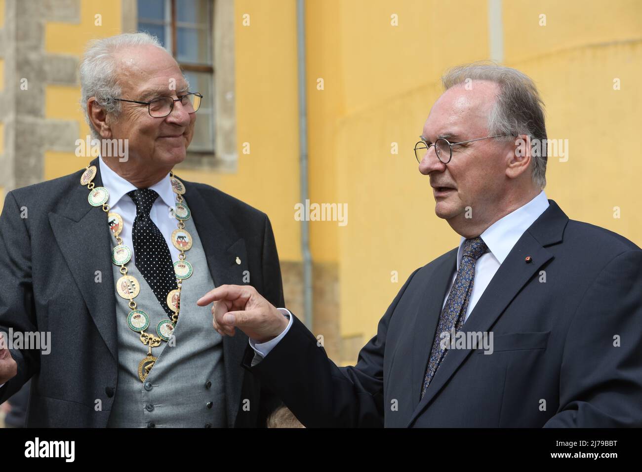 07 May 2022, Saxony-Anhalt, Ballenstedt: Eduard Prince of Anhalt stands next to Saxony-Anhalt's Prime Minister Reiner Haseloff. Eduard von Anhalt celebrates his 80th birthday in Ballenstedt. At the same time the investiture took place. In the context of the Investitur annually persons for special achievements of the Askanischen house order 'Albrecht the bear' are honored. The investiture takes place in the presence of Eduard Prince of Anhalt. Photo: Matthias Bein/dpa-Zentralbild/ZB Stock Photo