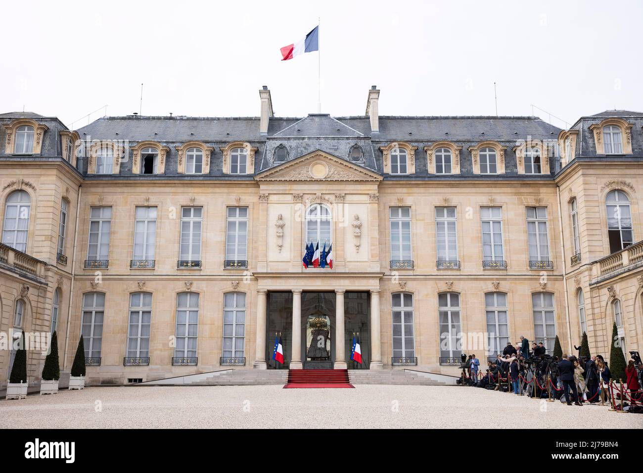May 7, 2022, Paris, France, France: Journalists wait in the courtyard of the Elysee presidential palace before the start of the investiture ceremony of Emmanuel Macron as French President, following his re election last April 24. (Credit Image: © Alexis Sciard/IP3 via ZUMA Press) Stock Photo