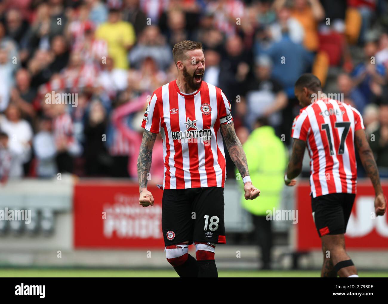 Brentford Community Stadium, London, UK. 7th May, 2022. Premier League football, Brentford versus Southampton; Pontus Jansson of Brentford celebrates after scoring his sides 1st goal in the 13th minute to make it 1-0 Credit: Action Plus Sports/Alamy Live News Stock Photo