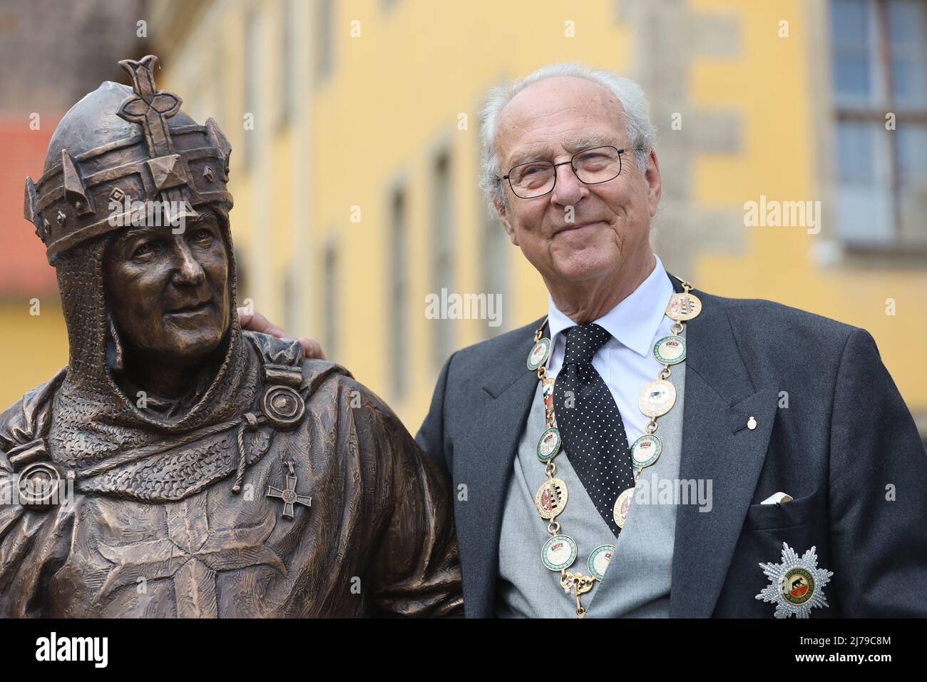 07 May 2022, Saxony-Anhalt, Ballenstedt: Eduard Prince of Anhalt stands at the newly designed monument to Albrecht the Bear. Eduard von Anhalt celebrates his 80th birthday in Ballenstedt. At the same time the investiture took place. Within the scope of the Investiture, persons are honored annually for special achievements by the Askan House Order 'Albrecht the Bear'. The investiture takes place in the presence of Eduard Prince of Anhalt. Photo: Matthias Bein/dpa/ZB Stock Photo