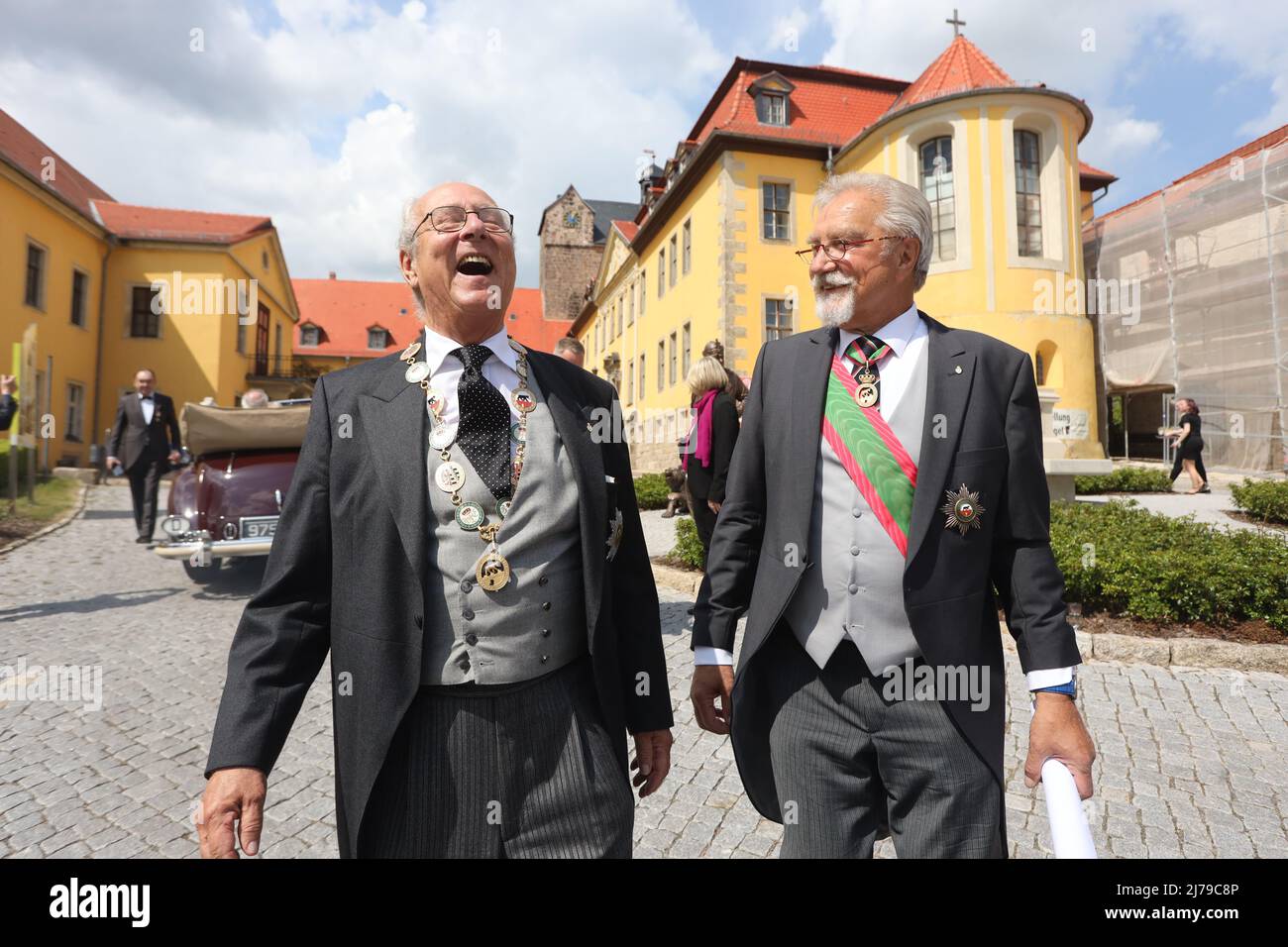 07 May 2022, Saxony-Anhalt, Ballenstedt: Eduard Prince of Anhalt (l) stands next to Karl-Heinz Meyer, treasurer of the Askan House Order, in front of Ballenstedt Castle. The duke celebrates his 80th birthday in Ballenstedt. At the same time the investiture took place. In the context of the Investiture, persons are honored annually for special achievements by the Askanian House Order 'Albrecht the Bear'. The investiture takes place in the presence of Eduard Prince of Anhalt. Photo: Matthias Bein/dpa/ZB Stock Photo