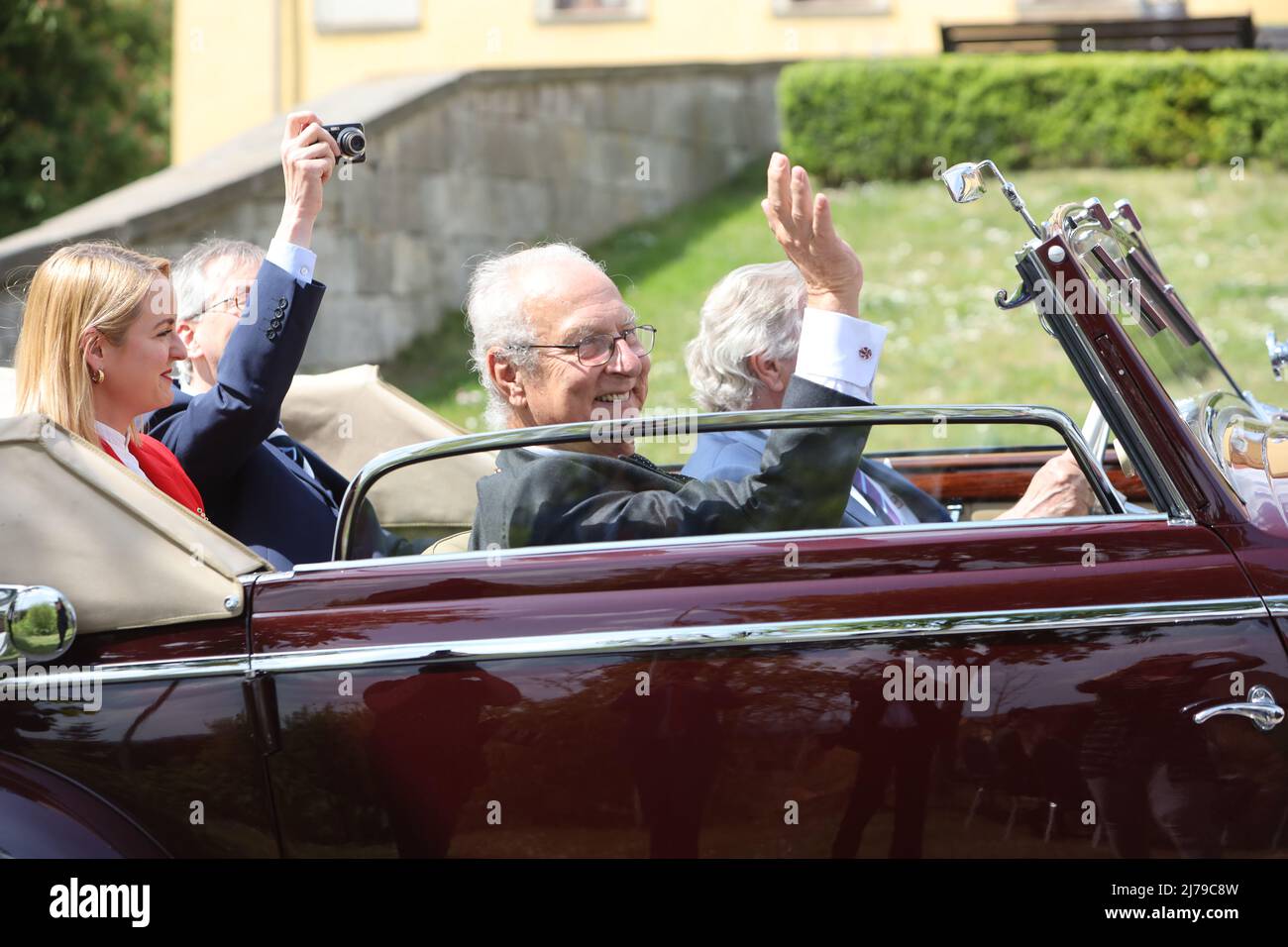 07 May 2022, Saxony-Anhalt, Ballenstedt: Eduard Prince von Anhalt waves from a vehicle. He is celebrating his 80th birthday in Ballenstedt. At the same time the investiture took place. In the context of the Investitur, persons are honored annually for special achievements by the Askan House Order "Albrecht the Bear". The investiture takes place in the presence of Eduard Prince of Anhalt. Photo: Matthias Bein/dpa-Zentralbild/ZB Stock Photo