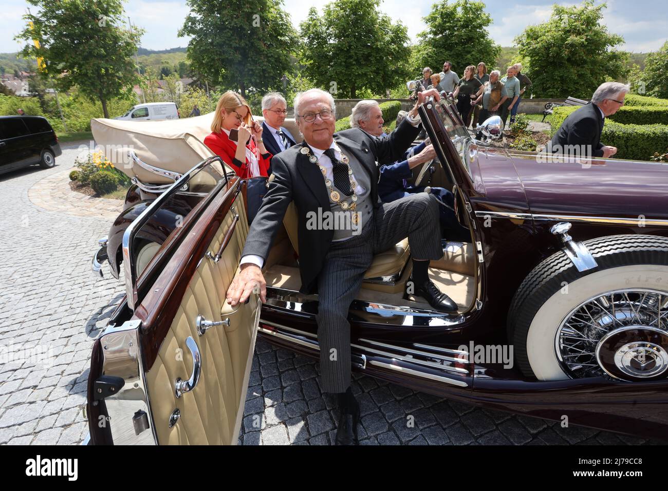 07 May 2022, Saxony-Anhalt, Ballenstedt: Eduard Prince von Anhalt drives up in a vehicle. He celebrates his 80th birthday in Ballenstedt. At the same time the investiture took place. In the context of the Investitur annually persons for special achievements of the Askanischen house order 'Albrecht the bear' are honored. The investiture takes place in the presence of Eduard Prince of Anhalt. Photo: Matthias Bein/dpa-Zentralbild/ZB Stock Photo