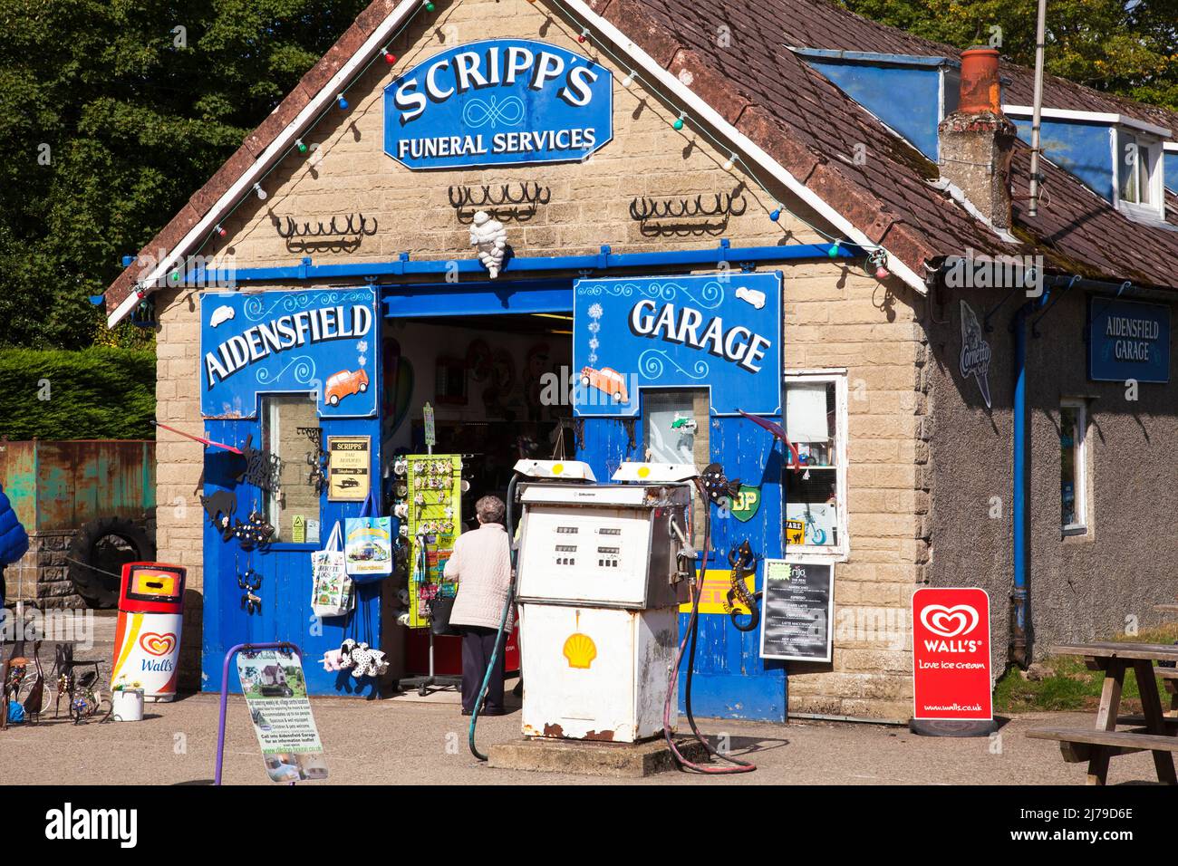 Scripps Garage in the fictional village of Aidensfield in the ITV Heartbeat TV series . Goathland, North Yorkshire, England, U.K. Stock Photo