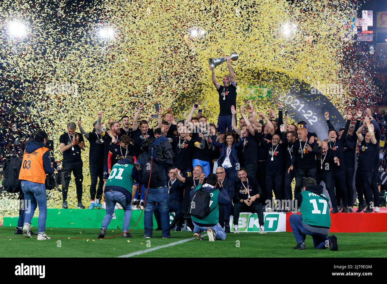 Captain Fabio Lucioni (US Lecce) raises the cup to the sky for the