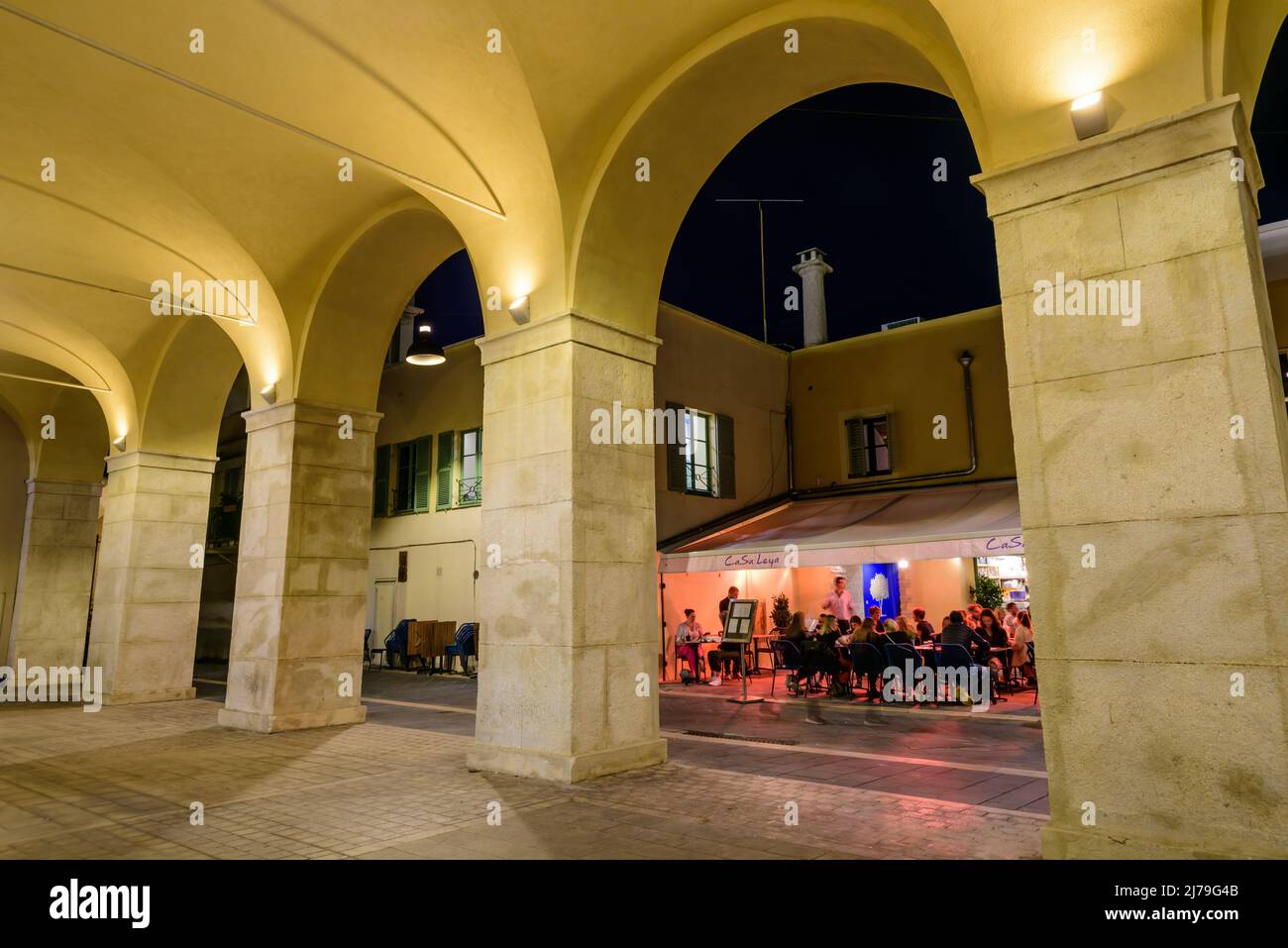 Nizza, Altstadt, Vieux Ville, Cours Saleya; Restaurant Di Più // Nice, Historic Center, Vieux Ville, Cours Saleya, Restaurant Di Più Stock Photo