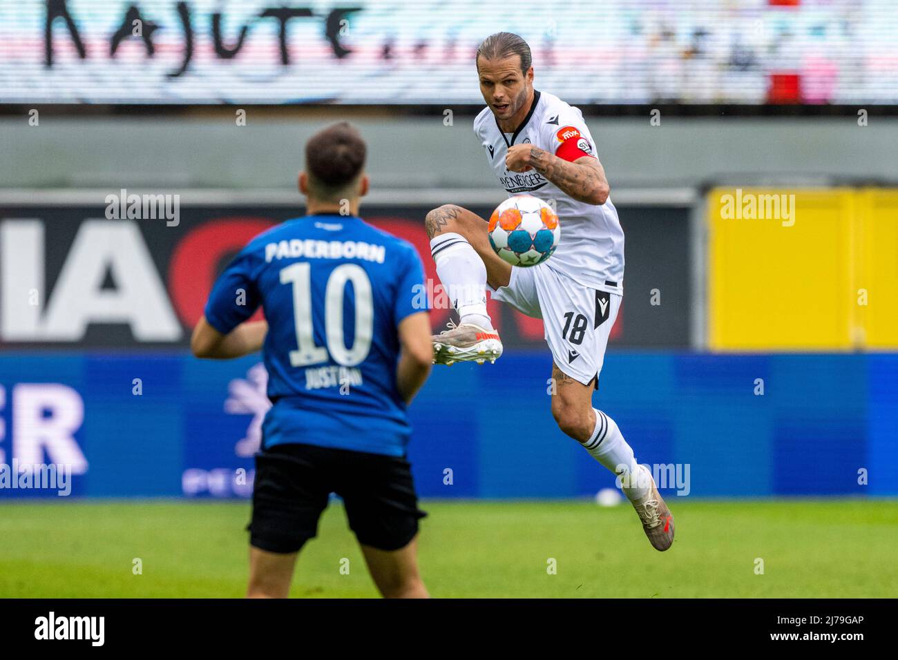 06 May 2022, North Rhine-Westphalia, Paderborn: Soccer: 2. Bundesliga, SC Paderborn 07 - SV Sandhausen, Matchday 33, Benteler-Arena: Sandhausen's Dennis Diekmeier stops the ball. Photo: David Inderlied/dpa - IMPORTANT NOTE: In accordance with the requirements of the DFL Deutsche Fußball Liga and the DFB Deutscher Fußball-Bund, it is prohibited to use or have used photographs taken in the stadium and/or of the match in the form of sequence pictures and/or video-like photo series. Stock Photo