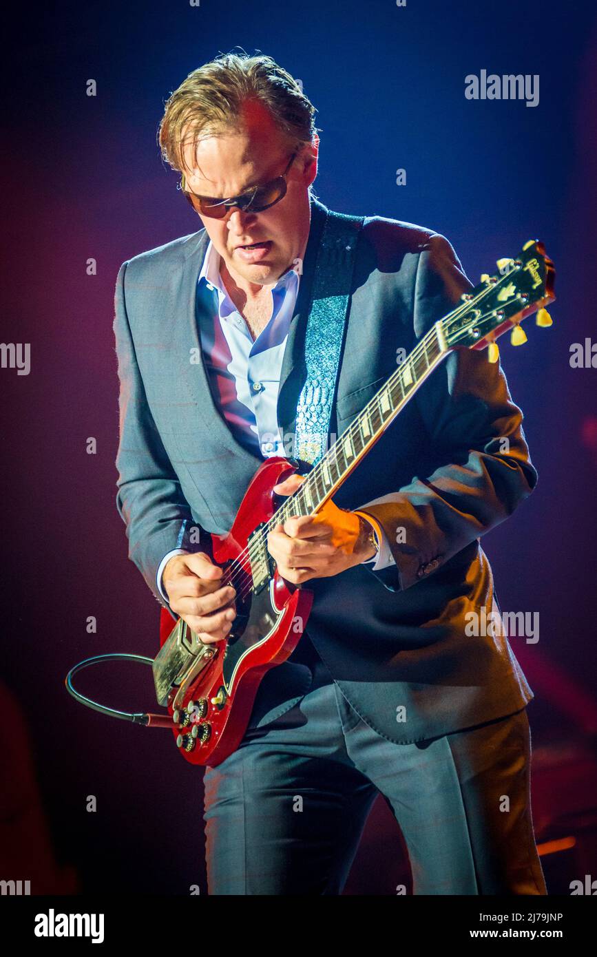 Joe Bonamassa on vocals & guitar Stock Photo - Alamy