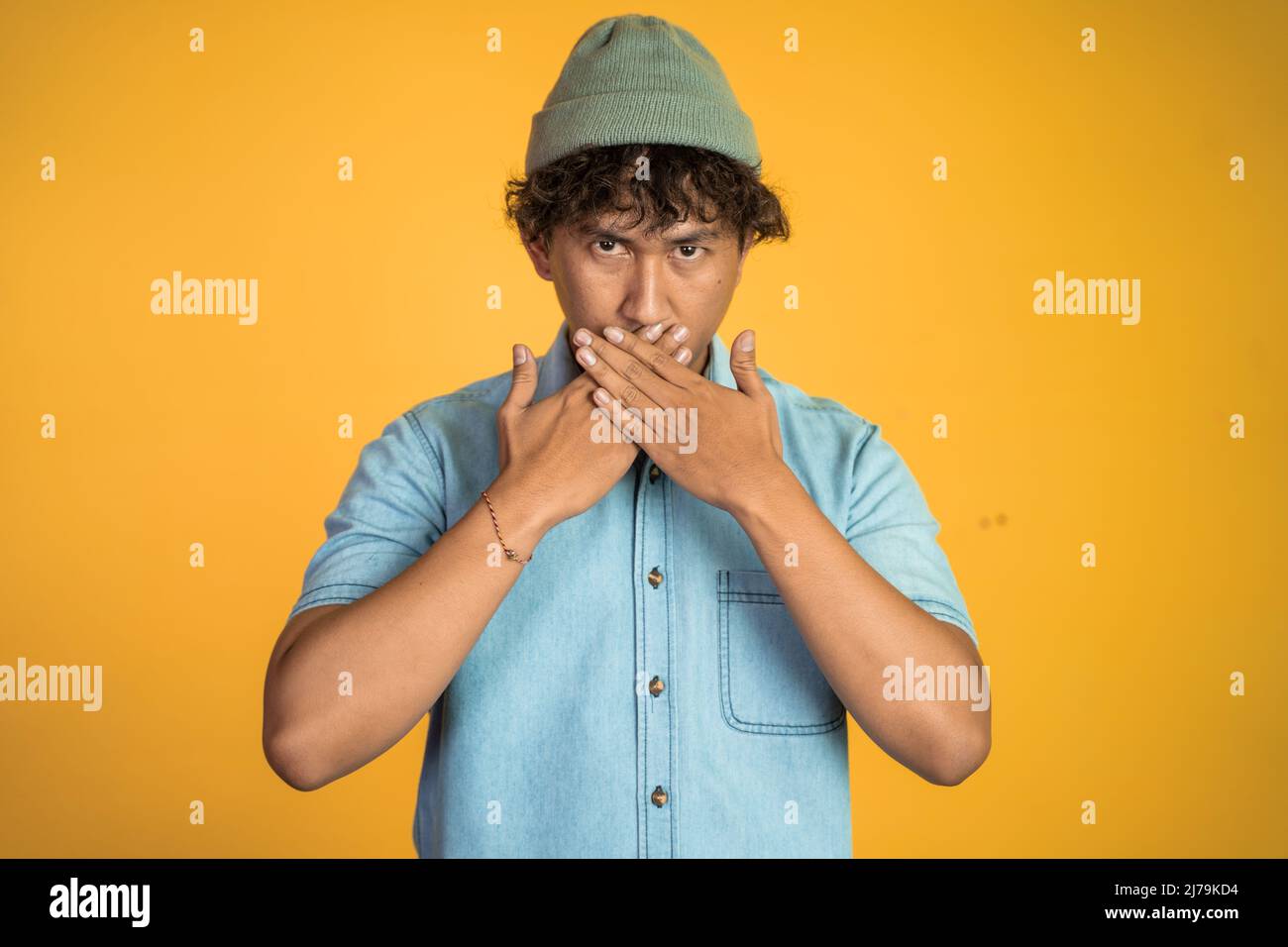 Hands covering mouth speech hi-res stock photography and images - Alamy