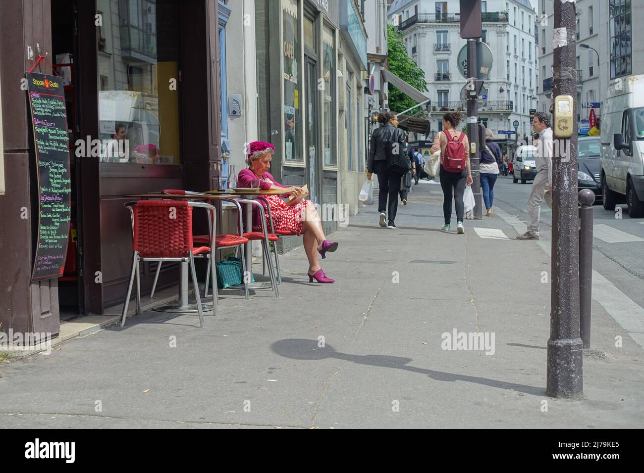 Paris, Straßencafe, eine Dame liest // Paris, Street Cafe, a Lady reading Stock Photo
