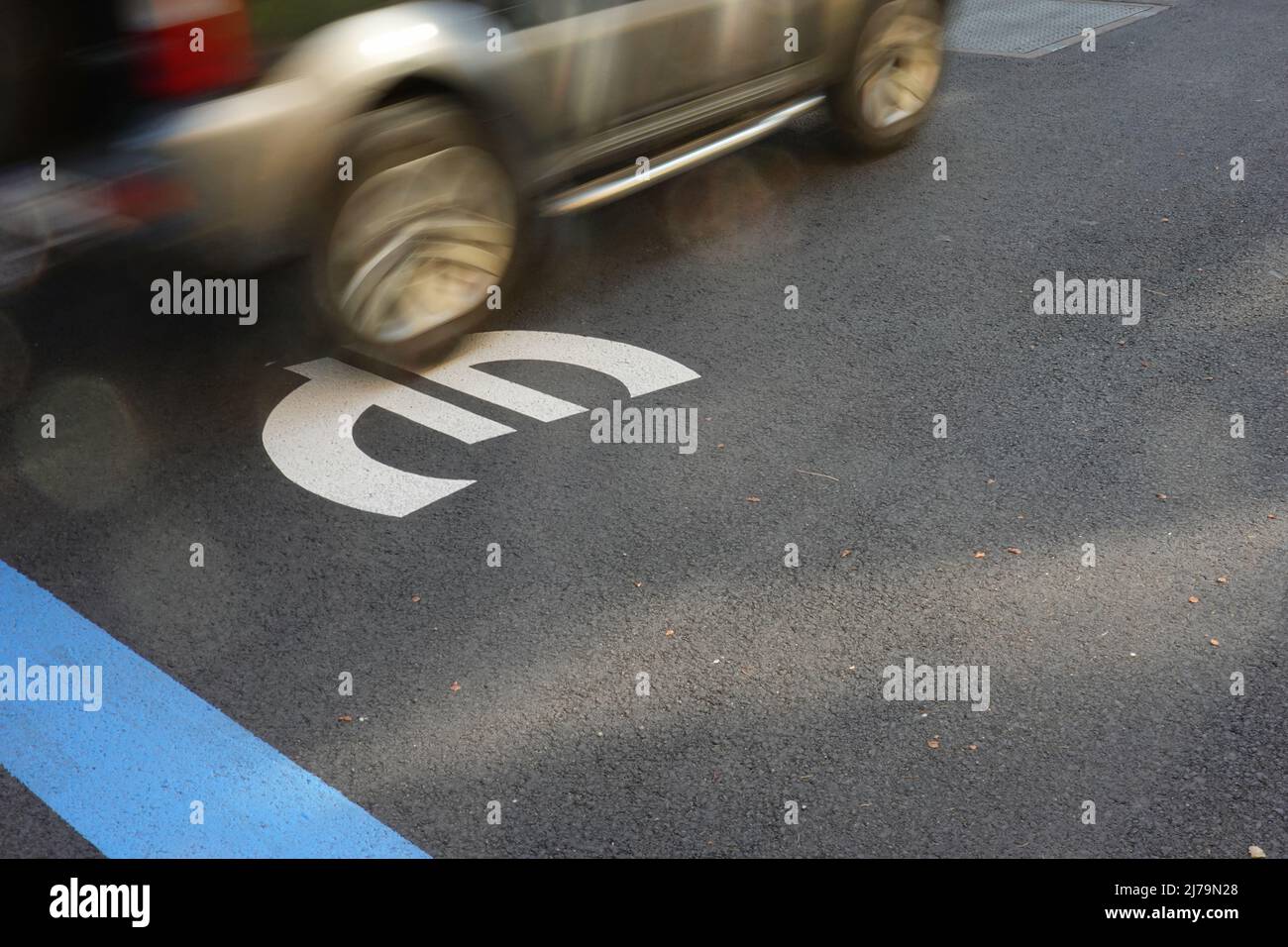 Symbolfoto Euro kommt unter die Räder Stock Photo