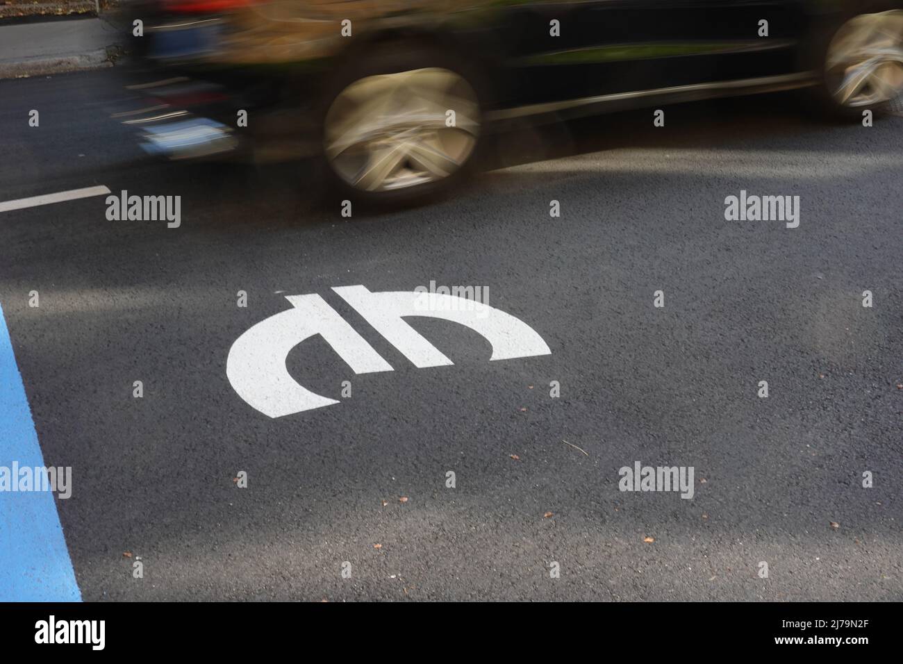 Symbolfoto Euro kommt unter die Räder Stock Photo