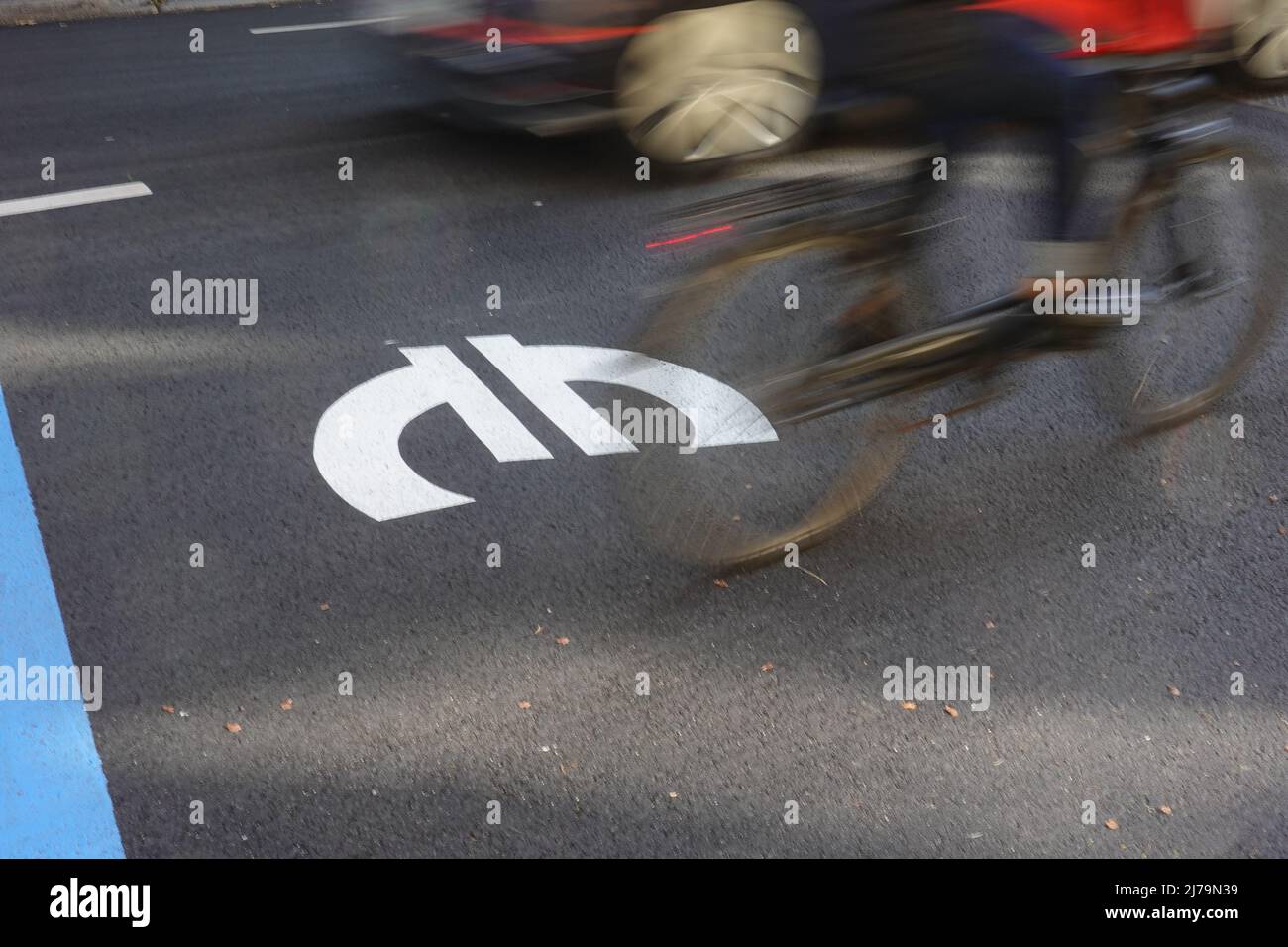 Symbolfoto Euro kommt unter die Räder Stock Photo