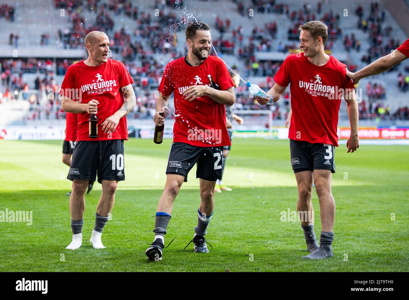 07 May 2022, Baden-Wuerttemberg, Freiburg im Breisgau: Soccer: Bundesliga, SC Freiburg - 1. FC Union Berlin, 33. matchday, Europa-Park Stadion. Union Berlin's Sven Michel (l-r), Union Berlin's Niko Gießelmann and Union Berlin's Paul Jaeckel celebrate with the fans after the match. Photo: Tom Weller/dpa - IMPORTANT NOTE: In accordance with the requirements of the DFL Deutsche Fußball Liga and the DFB Deutscher Fußball-Bund, it is prohibited to use or have used photographs taken in the stadium and/or of the match in the form of sequence pictures and/or video-like photo series. Stock Photo