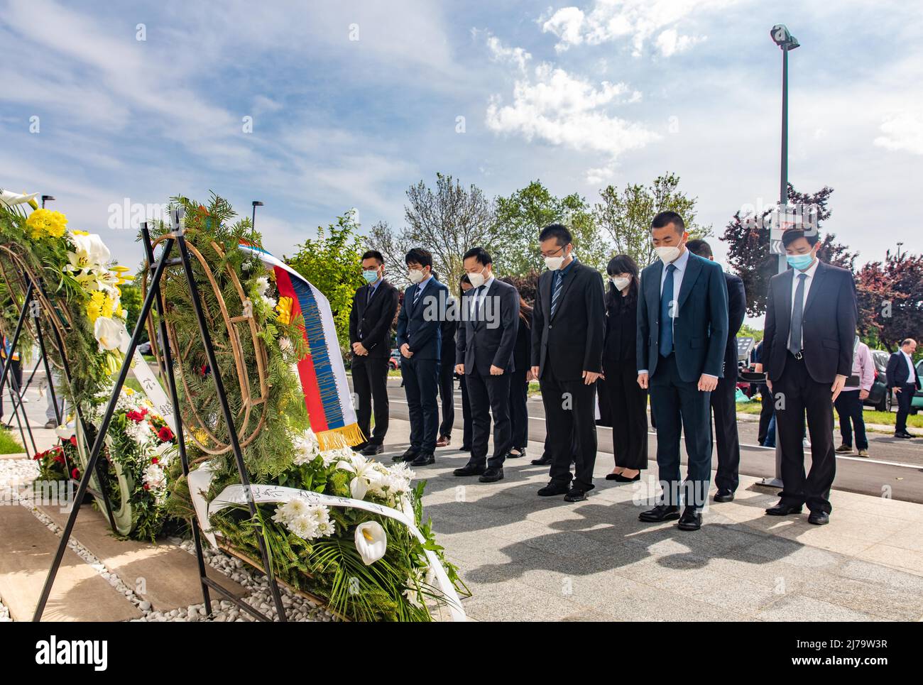 (220507) -- BELGRADE, May 7, 2022 (Xinhua) -- Officials of the Chinese embassy to Serbia mourn for the three Chinese journalists killed in the NATO bombing of the former Chinese embassy in the Federal Republic of Yugoslavia in 1999, in Belgrade, Serbia, May 7, 2022. TO GO WITH 'Serbia, China honor Chinese martyrs killed in NATO bombing' (Photo by Wang Wei/Xinhua) Stock Photo