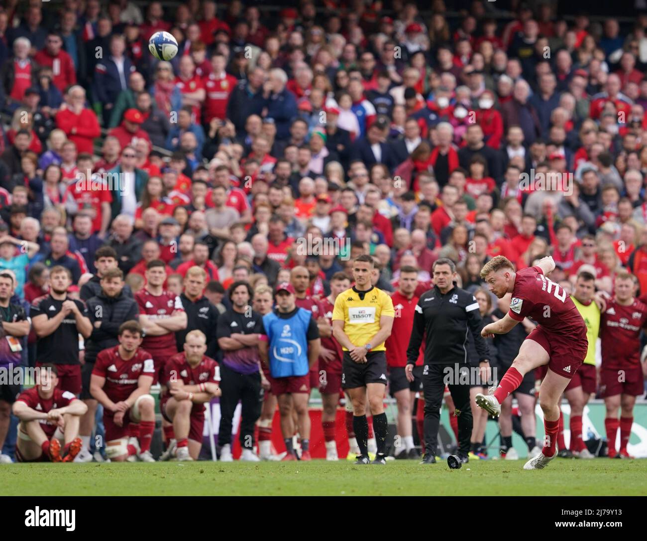 Munster's Ben Healy kicks and misses during a goalkicking shootout