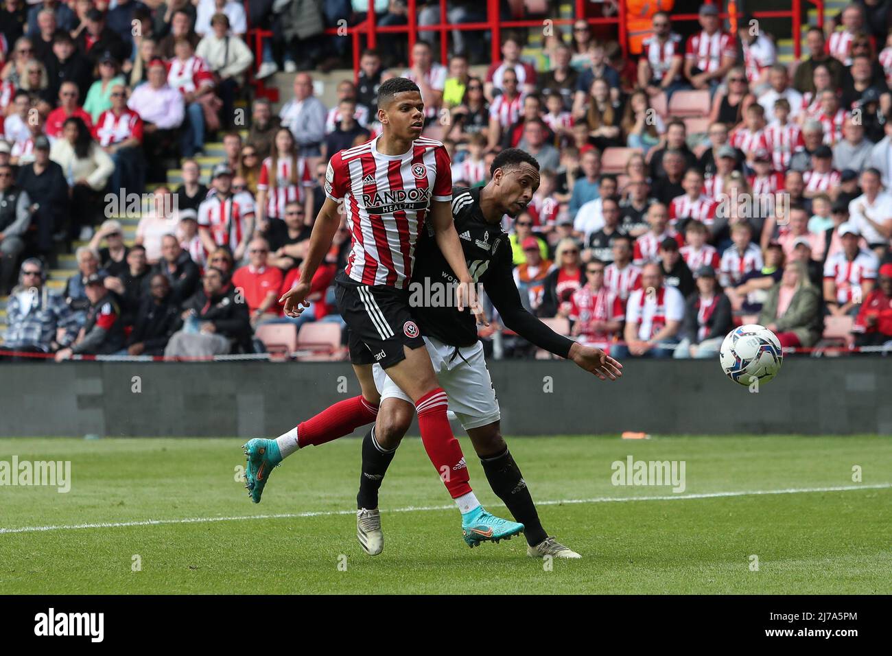 William Osula #32 of Sheffield United and Kenny Tete #2 of Fulham battle for the ball Stock Photo