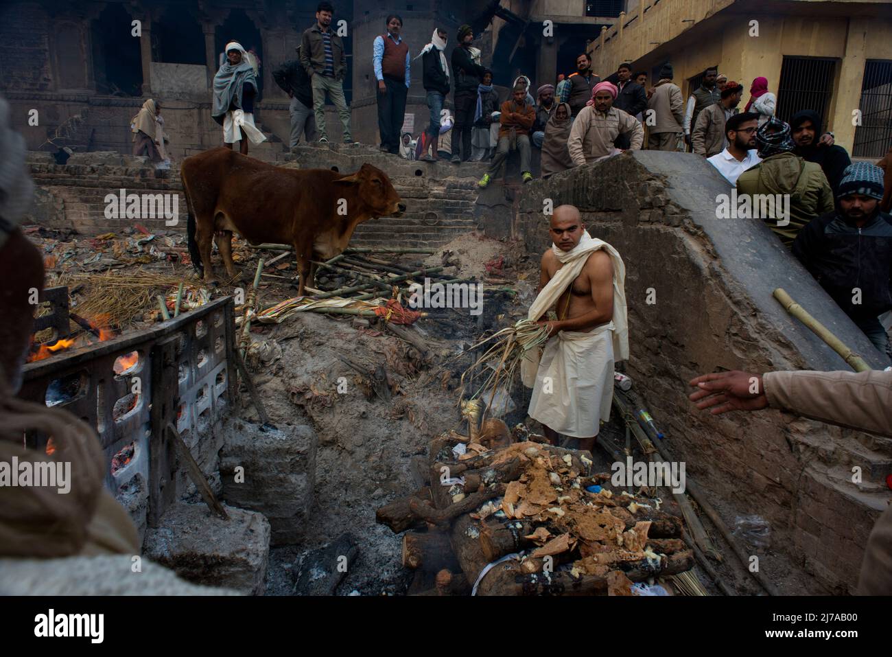 Cremation in varanasi hi-res stock photography and images - Alamy