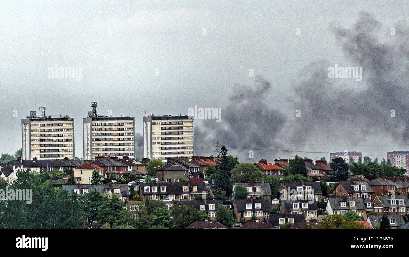 Glasgow, Scotland, UK 7th May, 2022. Glasgow blaze near M73 East end smoke plume in the north of