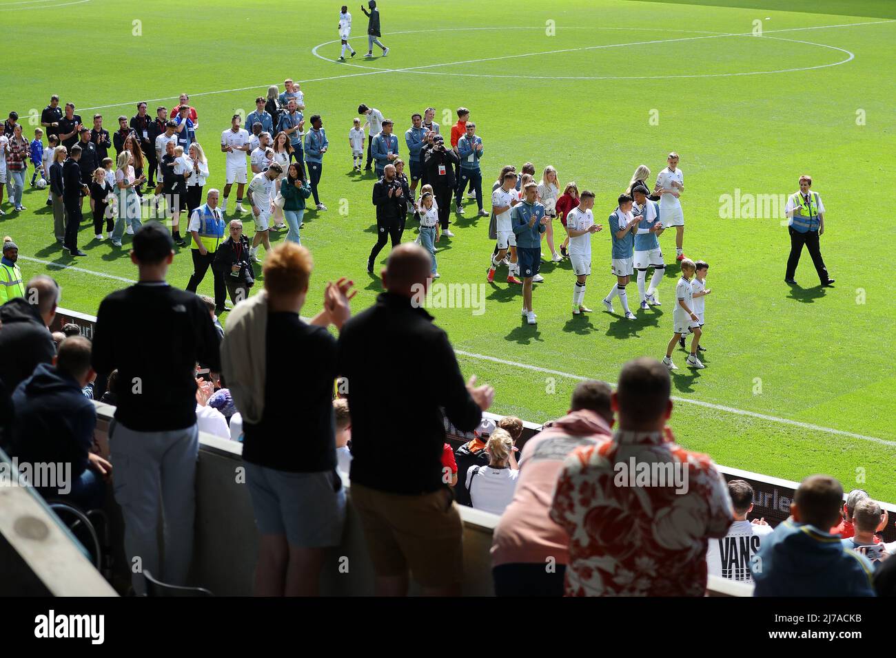 Swansea, UK. 07th May, 2022. Swansea City FC players, officials and their families do a lap of honour after the game. EFL Skybet championship match, Swansea city v Queens Park Rangers at the Swansea.com Stadium in Swansea on Saturday 7th May 2022. this image may only be used for Editorial purposes. Editorial use only, license required for commercial use. No use in betting, games or a single club/league/player publications. pic by Andrew Orchard/Andrew Orchard sports photography/Alamy Live news Credit: Andrew Orchard sports photography/Alamy Live News Stock Photo