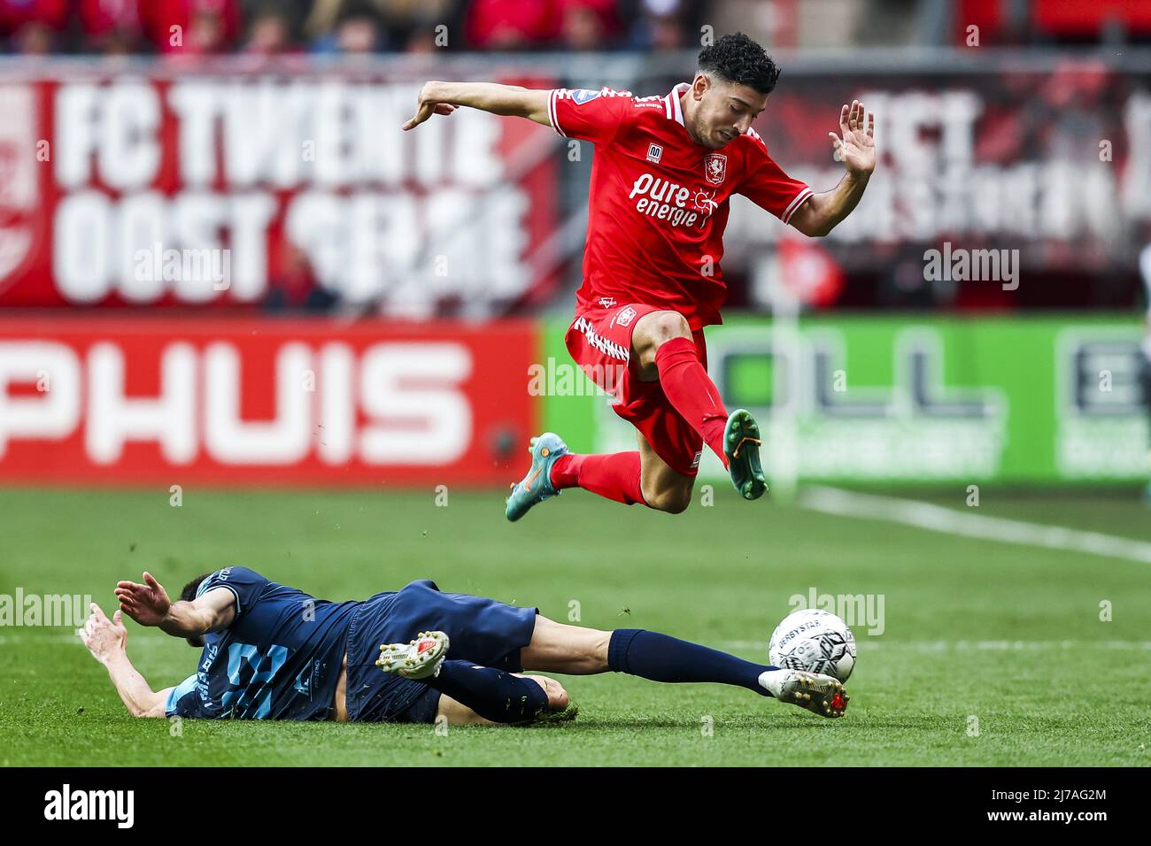 ENSCHEDE - Andreas Samaris of Fortuna Sittard, Dimitrios Limnios of FC Twente (lr) during the Dutch Eredivisie match between FC Twente and Fortuna Sittard at Stadium De Grolsch Veste on May 7, 2022 in Enschede, Netherlands. ANP VINCENT JANNINK Stock Photo