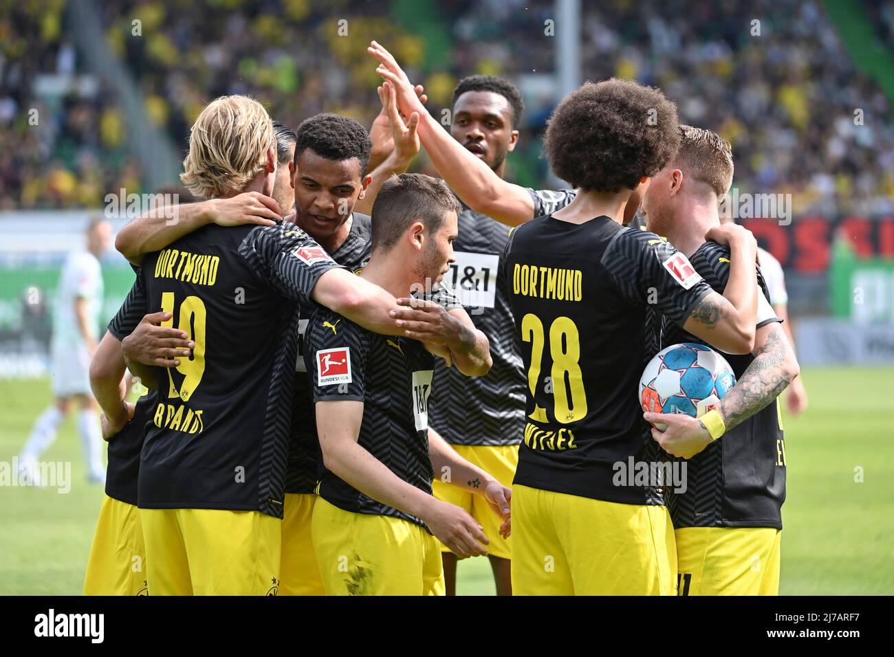 Collective goal celebration around Julian BRANDT (Borussia Dortmund), after  goal to 0-1, jubilation, joy, enthusiasm, action. Football 1st Bundesliga  season 2021/2022, 33rd matchday, matchday33, Greuther Furth - Borussia  Dortmund 1-3 on May