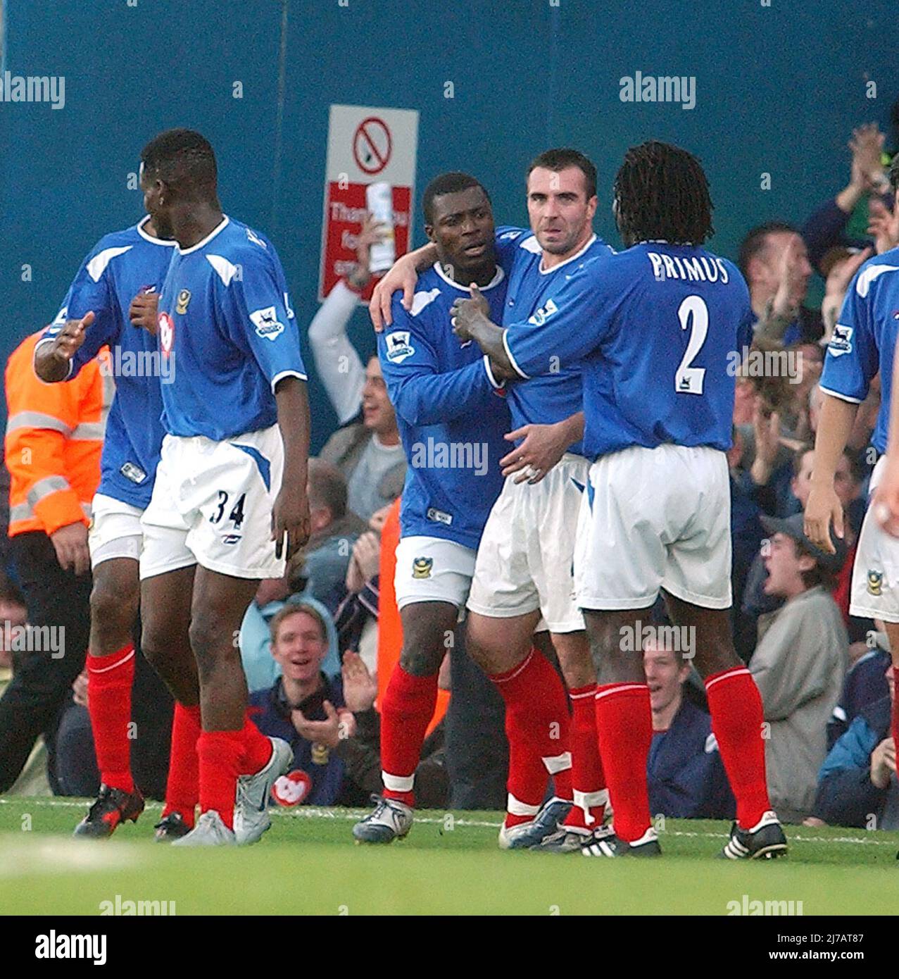 Portsmouth v Manchester United David Unsworth celebrates with goal scorer Ayegbini Yakubu. Pic MIKE WALKER 2004 Stock Photo