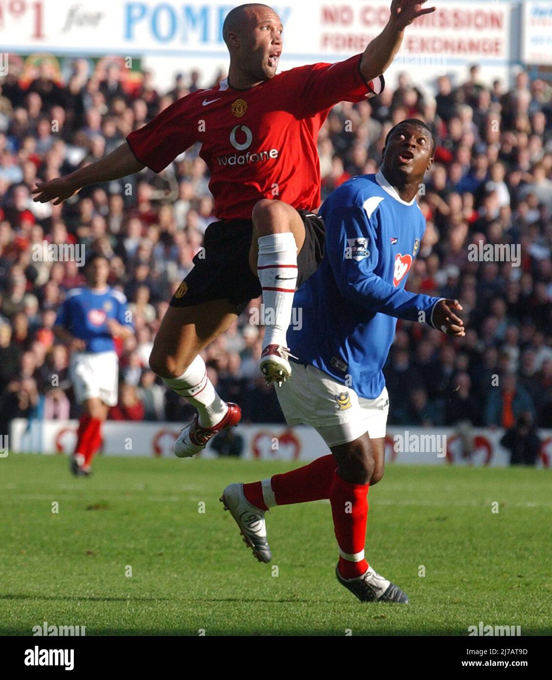 PORTSMOUTH V MANCHESTER UNITED   MIKAEL SILVESTRE CLEARS FROM YAKUBU AYEGBENI PIC MIKE WALKER, 2004 Stock Photo