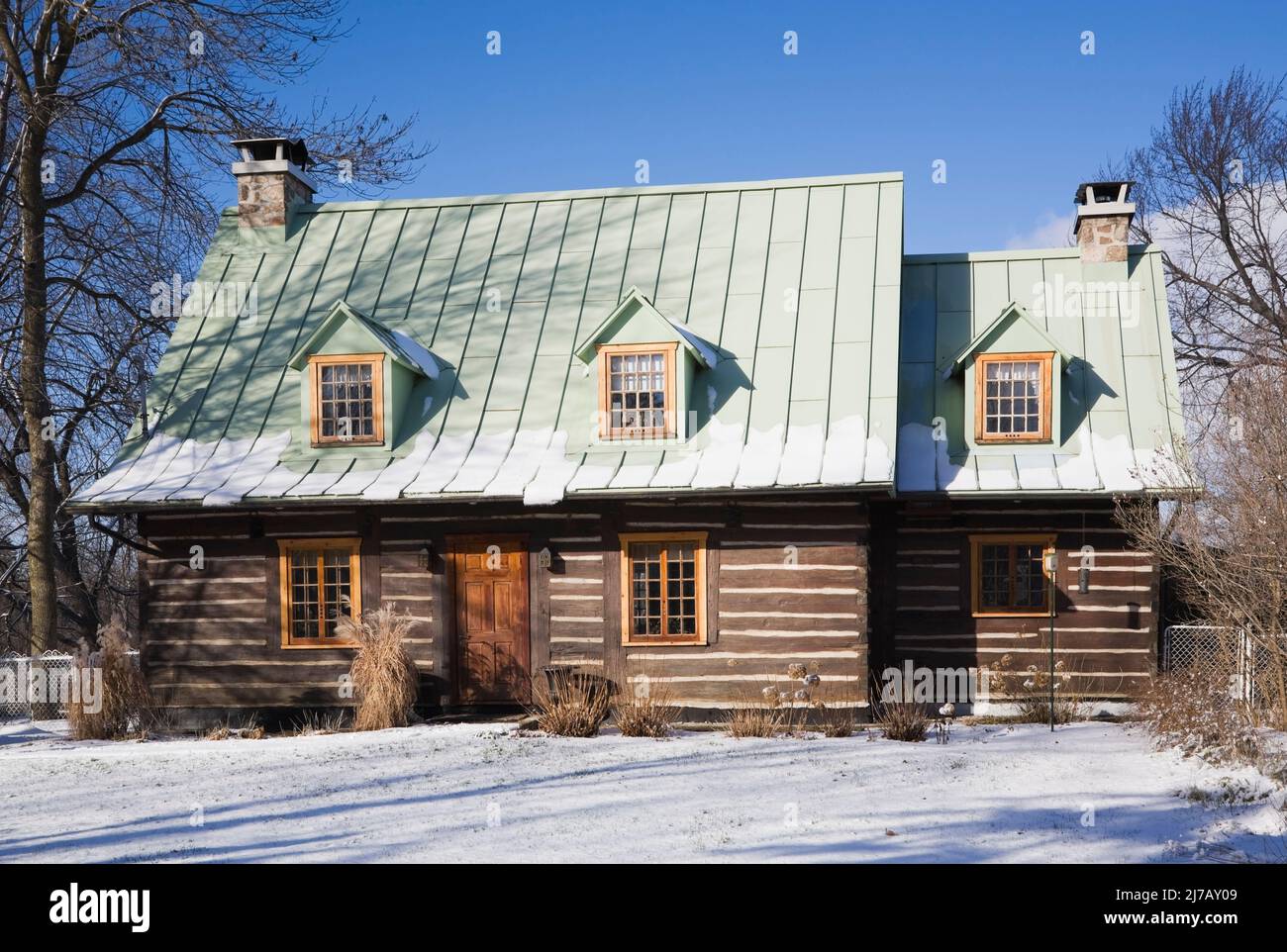 Old 1800s Canadiana style log home in winter Stock Photo Alamy