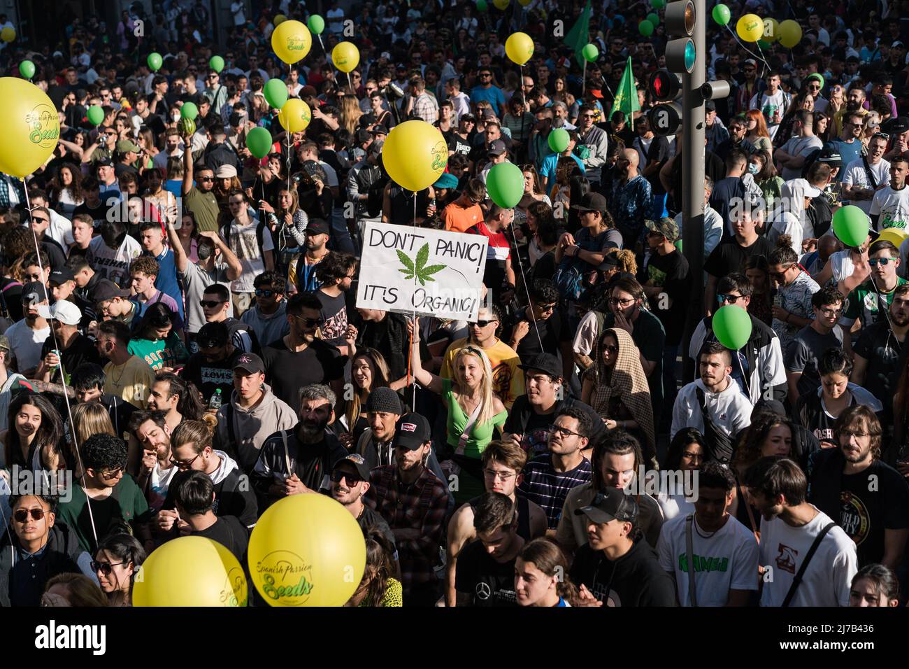 Hundreds of pro-cannabis protesters hold balloons during a demonstration in the center of Madrid. Thousands of pro-cannabis activists took part in a demonstration in La Gran Via in Madrid, Spain, in favor of legalizing the medicinal and recreational use of marijuana. (Photo by Diego Radames / SOPA Images/Sipa USA) Stock Photo