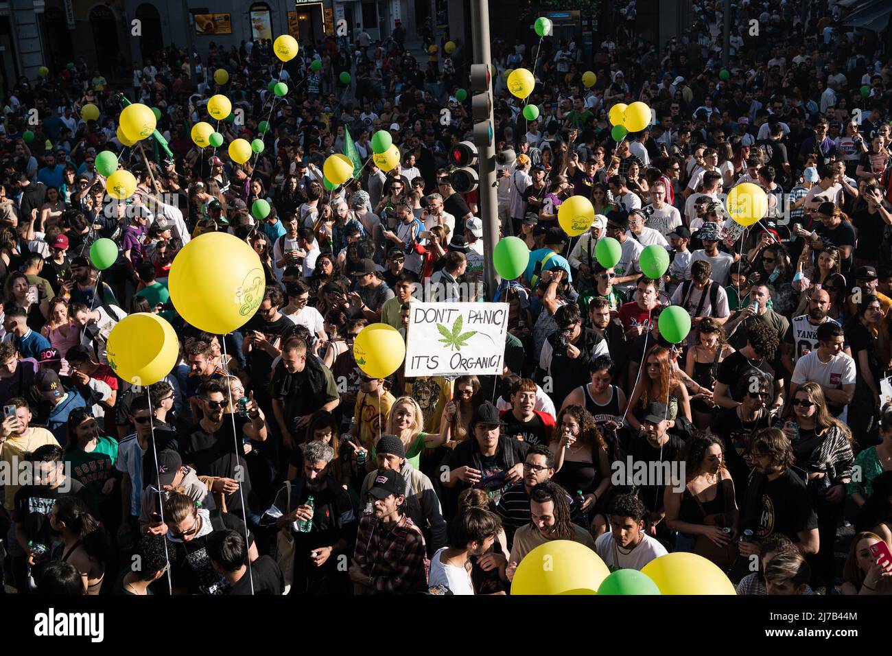 Hundreds of protesters hold balloons during a demonstration in the center of Madrid. Thousands of pro-cannabis activists took part in a demonstration in La Gran Via in Madrid, Spain, in favor of legalizing the medicinal and recreational use of marijuana. (Photo by Diego Radames / SOPA Images/Sipa USA) Stock Photo