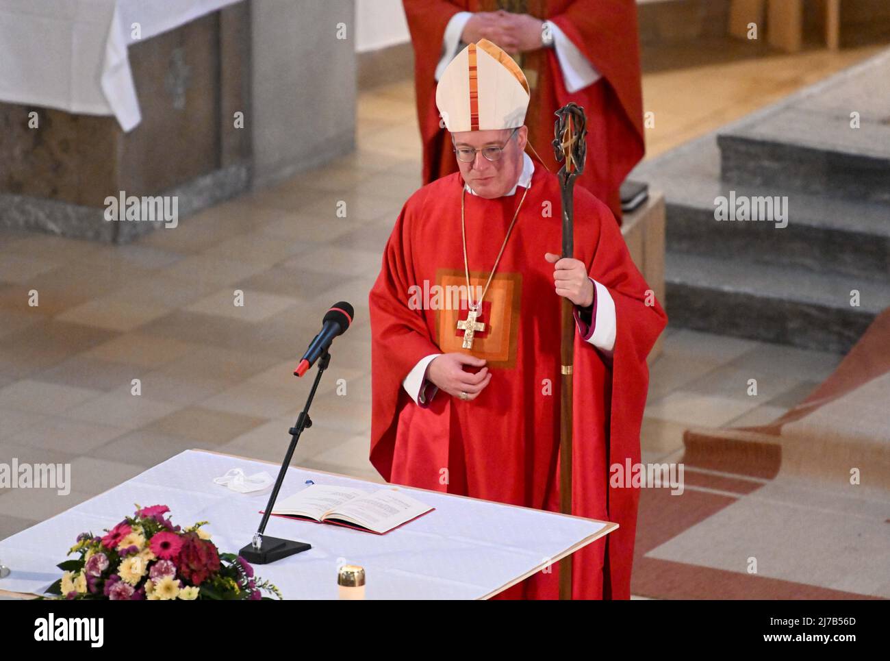 07 May 2022, Bavaria, Pulllach: Auxiliary Bishop Rupert Graf zu Stolberg stands at the altar during a confirmation service in the school church of the Archdiocesan Father Rupert Mayer School Center. Photo: Felix Hörhager/dpa Stock Photo
