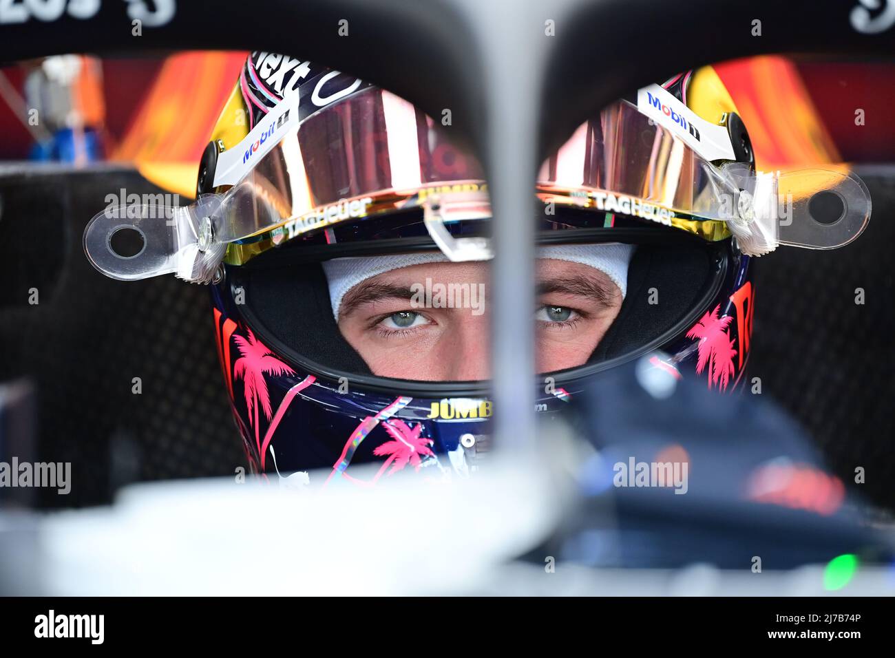 verstappen-max-ned-red-bull-racing-rb18-portrait-during-the-formula
