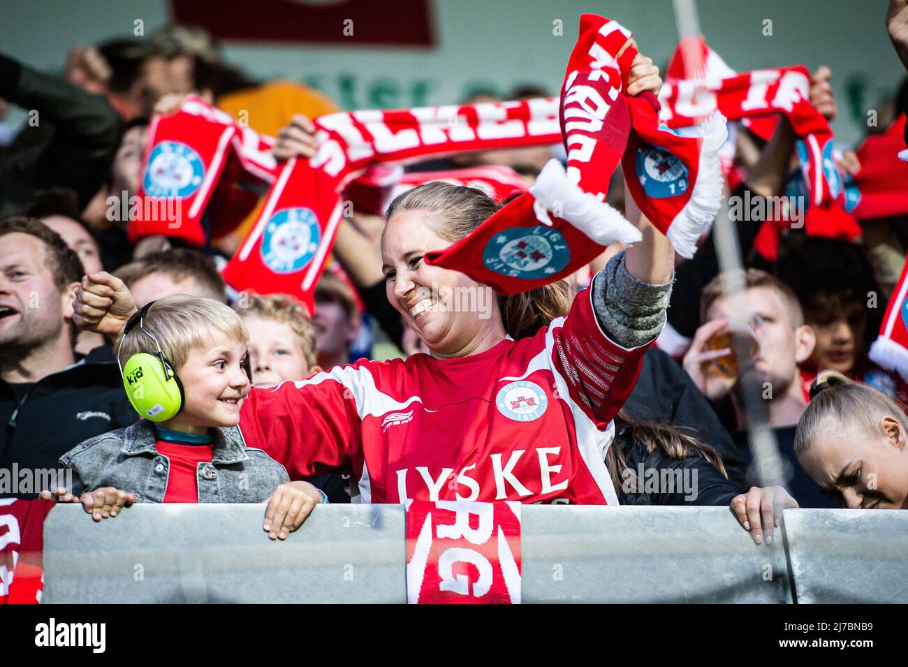 børn Forkert falme Silkeborg, Denmark. 06th, May 2022. Football fans of Silkeborg IF seen on  the stands during the 3F Superliga match between Silkeborg IF and Randers  FC at Jysk Park in Silkeborg. (Photo credit: