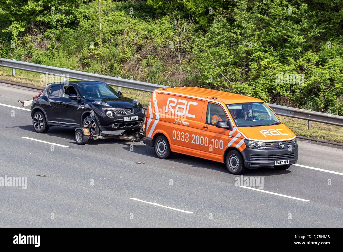 2017 RAC VW Volkswagen Transporter T32 St-Ln Tdi towing car trailer with broken down  2013 Nissan Juke Acenta 1598cc petrol SUV on the M61 Motorway UK Stock Photo