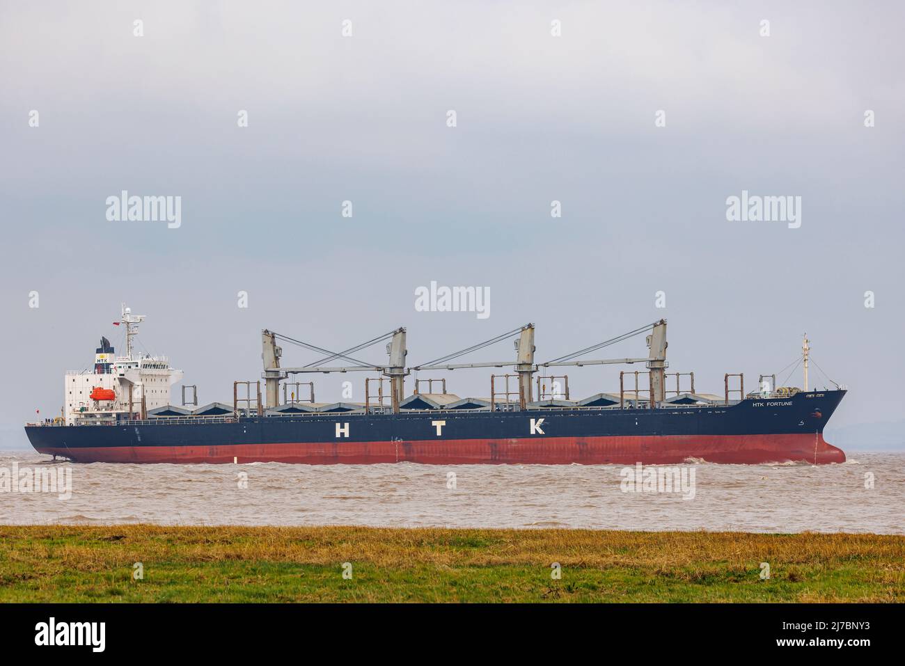 HTK Fortune bulk carrier heading into Avonmouth docks Stock Photo