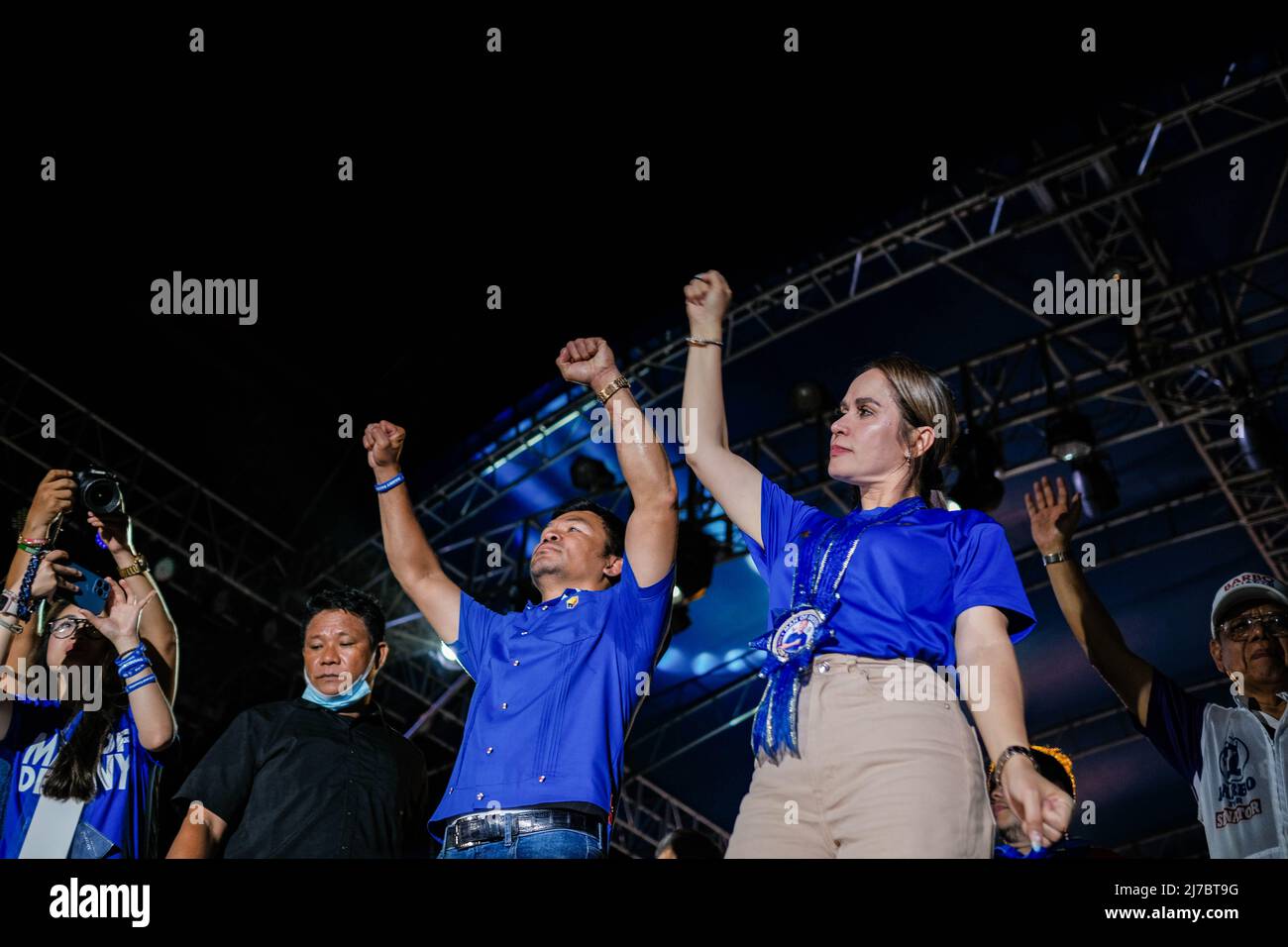 May 6, 2022, Singapore, Singapore, Singapore: Presidential candidate Senator MANNY PACQUIAO with his wife, JINKEE PACQIUAO, on stage after addressing the crowd during his campaign rally in Cebu City, Philippines, May 6, 2022. (Credit Image: © Maverick Asio/ZUMA Press Wire) Stock Photo