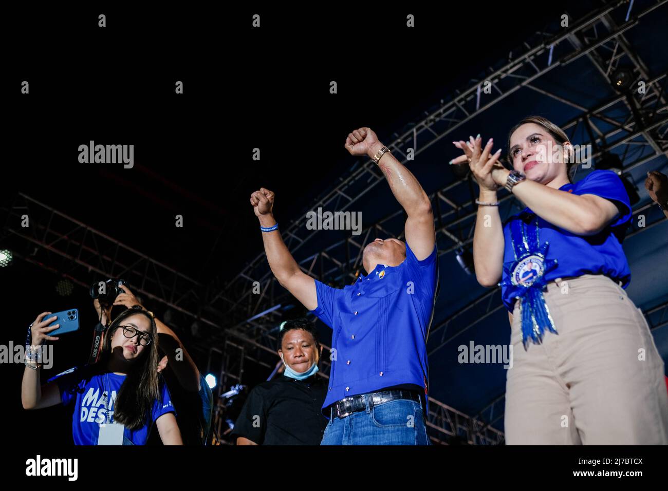 May 6, 2022, Singapore, Singapore, Singapore: Presidential candidate Senator MANNY PACQUIAO with his wife, JINKEE PACQIUAO, on stage after addressing the crowd during his campaign rally in Cebu City, Philippines, May 6, 2022. (Credit Image: © Maverick Asio/ZUMA Press Wire) Stock Photo