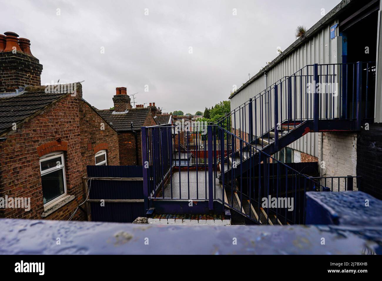 general-view-of-kenilworth-road-home-of-luton-town-ahead-of-the-sky-bet-championship-match-between-luton-town-and-reading-at-kenilworth-road-luton-england-on-7-may-2022-photo-by-david-horn-2J7BXHB.jpg