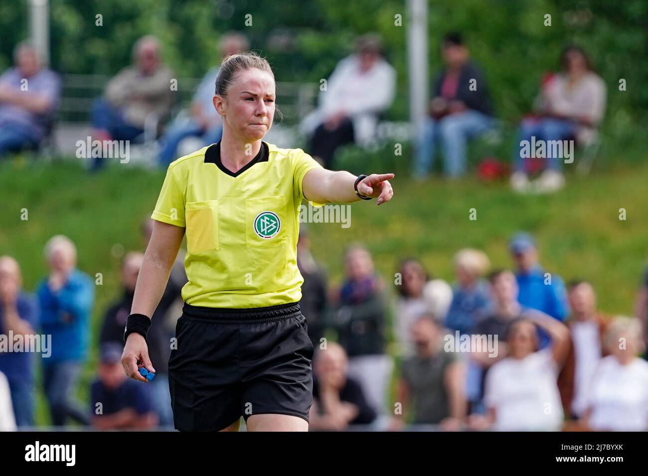 Referee Kateryna Usova during the 2. Frauen-Bundesliga 2021/2022 match  between SG 99 Andernach and FC Bayern Munich II at the Andernach Stadium in  Andernach, Germany. Norina Toenges/Sports Press Photo Stock Photo - Alamy