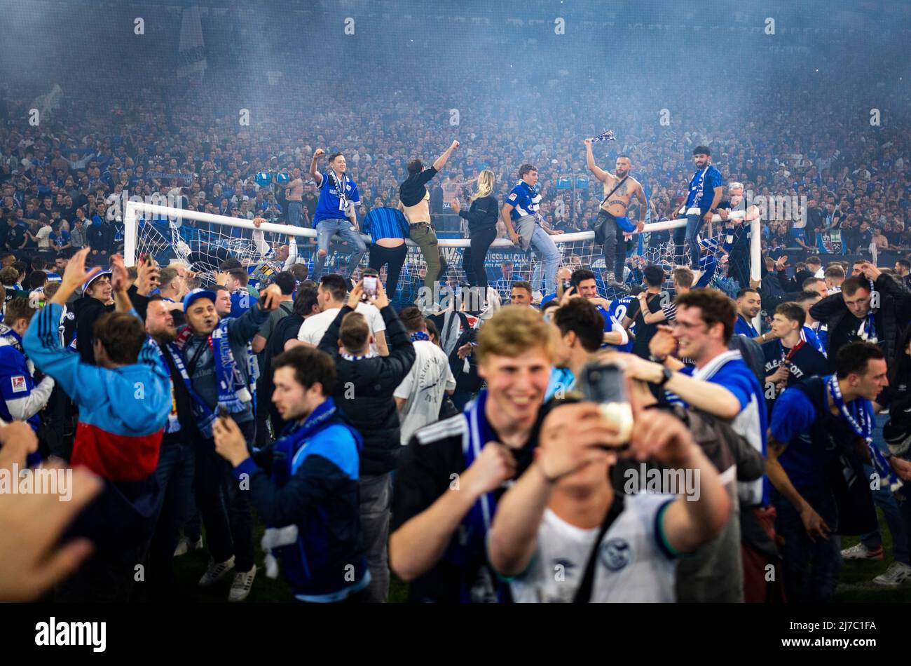 Schalker Fans feiern den Aufstieg FC Schalke 04 - St. Pauli 07.05.2022, Fussball; Saison 2021/22  Foto: Moritz Müller  Copyright (nur für journalistis Stock Photo