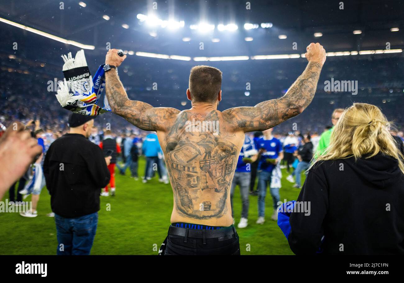 Schalker Fans feiern den Aufstieg FC Schalke 04 - St. Pauli 07.05.2022, Fussball; Saison 2021/22  Foto: Moritz Müller  Copyright (nur für journalistis Stock Photo