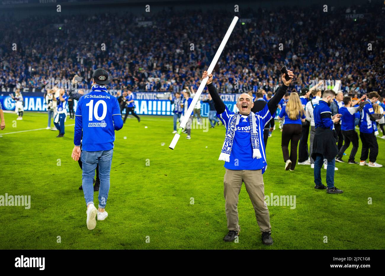 Schalker Fans feiern den Aufstieg - ein Fan hält die Eckfahne in der Hand  FC Schalke 04 - St. Pauli 07.05.2022, Fussball; Saison 2021/22  Foto: Morit Stock Photo